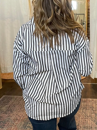 Poplin shirt with vertical stripes in black and chest pocket